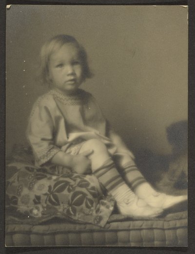 Liten jente på en pute av Louis Fleckenstein