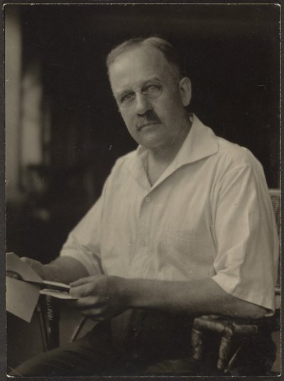 [Mann som holder brev] av Louis Fleckenstein