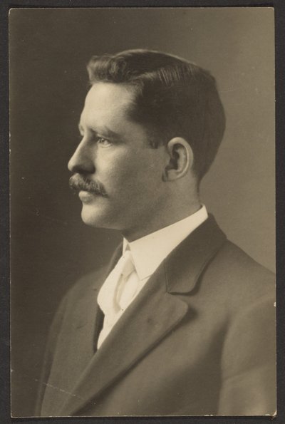 [Mann med hvitt slips] av Louis Fleckenstein