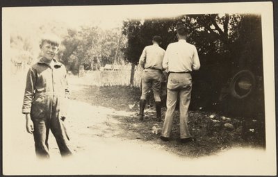 [Menn utenfor med søppel] av Louis Fleckenstein