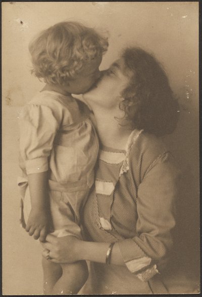 [Mor og barn kysser] av Louis Fleckenstein