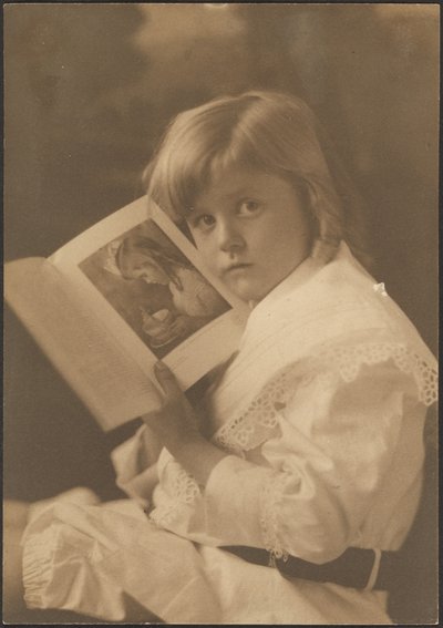 [Portrett av et barn som holder en bok åpen ved en lignende illustrasjon] av Louis Fleckenstein