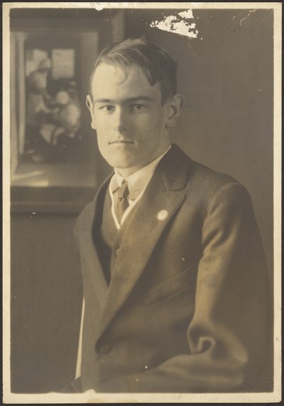 [Portrett av en mann med et nederlandsk maleri i bakgrunnen] av Louis Fleckenstein