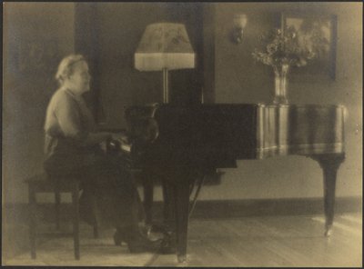 [Portrett av en kvinne som sitter ved pianoet] av Louis Fleckenstein