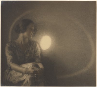 [Portrett av en kvinne med lysglimt og ring] av Louis Fleckenstein