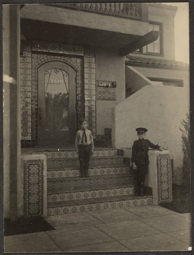 [To gutter foran Fleckensteins atelier i Long Beach] av Louis Fleckenstein