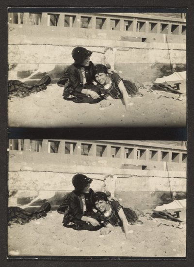 [To kvinner på stranden, fotografert på nytt] av Louis Fleckenstein