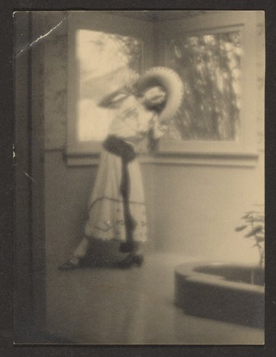 [Kvinne poserer i meksikansk antrekk] av Louis Fleckenstein