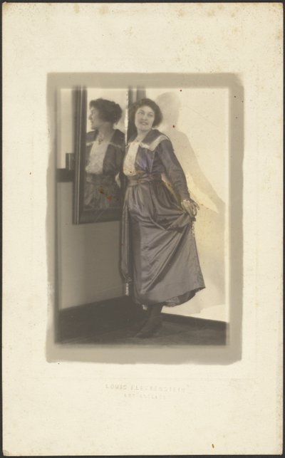 [Kvinne og hennes speilbilde] av Louis Fleckenstein