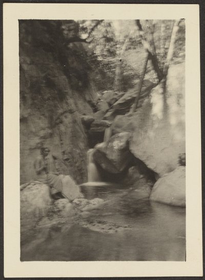 [Kvinne ved fossefall] av Louis Fleckenstein