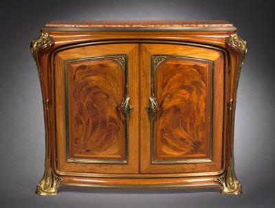 Skap, ca. 1910 (tremarquery med metallfester) av Louis Majorelle