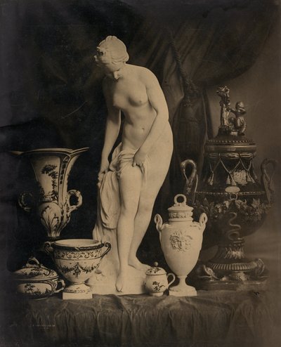 Stilleben med statuett og vaser av Louis-Rémy Robert