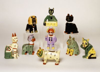 En gruppe porselensvaser formet som stiliserte dyr, 1900-tallet (porselen, emalje) av Louis Wain