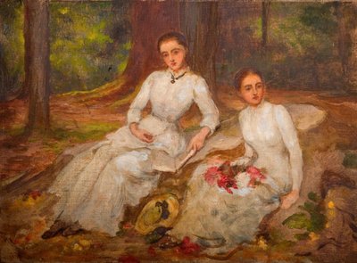 To kvinner i hvitt sittende i en skogkledd lysning, 1900. av Louisa Starr