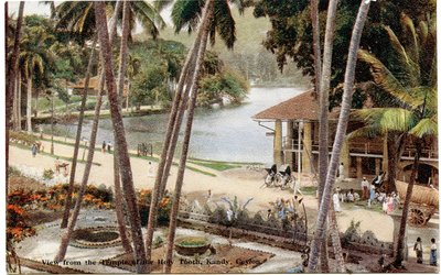 Utsikt fra Temple of the Holy Tooth, Kandy, Ceylon, ca. 1900-20 (håndfarget fotografi) av Ltd. Ceylon Plâté
