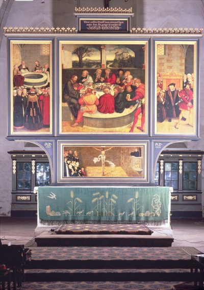 Alter med en triptyk som viser: venstre panel, Philipp Melanchthon (1497-1560) utfører en dåp assistert av Martin Luther (1483-1546); midtpanelet, nattverden med Luther blant apostlene; av Lucas Cranach the Elder