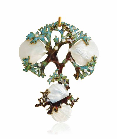 Et perlemor-, emalje- og frøperleanheng i jugendstil, ca. 1900 av Lucien Gaillard