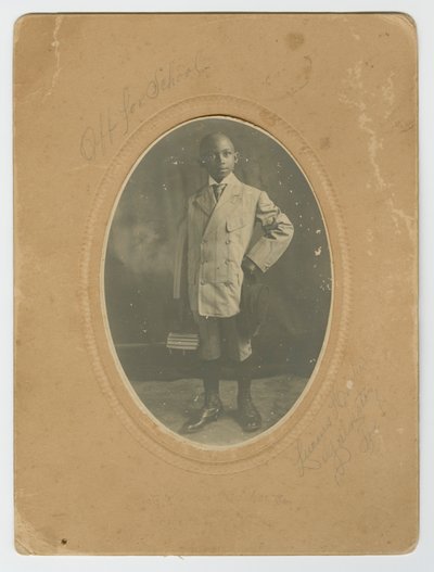 Fotografi av Lucius Harper, Jr. på vei til skolen, ca. 1910. av Lucius Harper