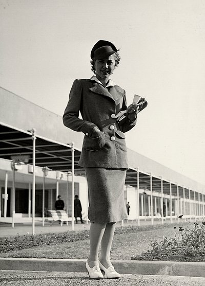 Modell i dress skapt av couture-huset "Graldi". En stiv lue fullfører ensemblet. (s/hvitt bilde) av Luis Bogino
