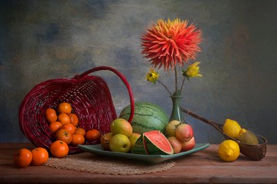 Rikelig frukt og dahlia av Lydia Jacobs