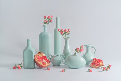 Oppstilling med blå vaser og granateple av Lydia Jacobs
