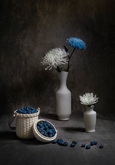 Blåbær og hvite blomster av Lydia Jacobs