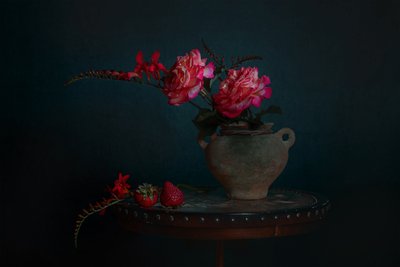 Mørkt blomsterstilleben av Lydia Jacobs