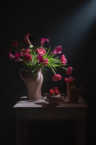 Dramatisk stilleben med rosa blomster av Lydia Jacobs
