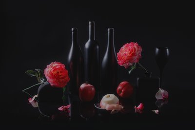 Elegant mørkt stilleben av Lydia Jacobs