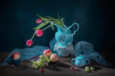 Elegante tulipaner og frukt av Lydia Jacobs