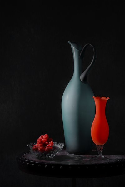 Elegante vaser og bringebær av Lydia Jacobs