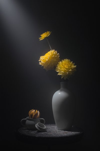 Stilleben med gylne blomster av Lydia Jacobs