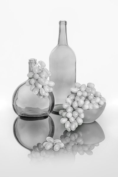Monokrome druer, glass og flasker av Lydia Jacobs
