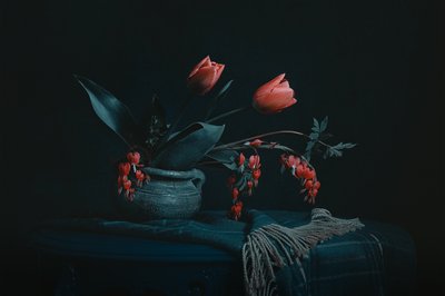 Stemningsfullt blomsterstilleben av Lydia Jacobs