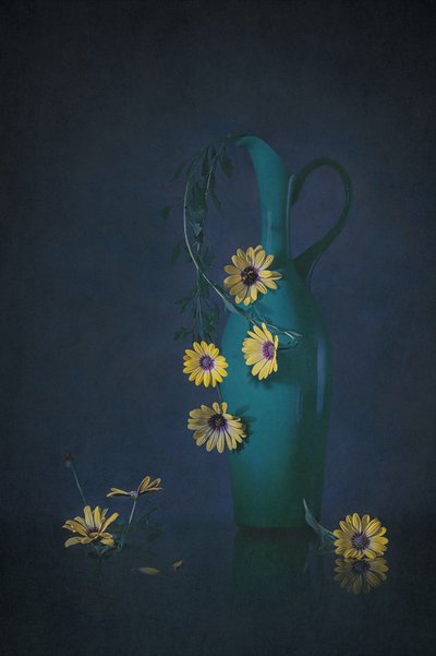 Stemningsfullt blomsterstilleben av Lydia Jacobs