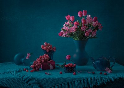 Stemningsfullt blomsterstilleben av Lydia Jacobs