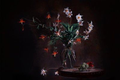 Stemningsfullt blomsterstilleben av Lydia Jacobs
