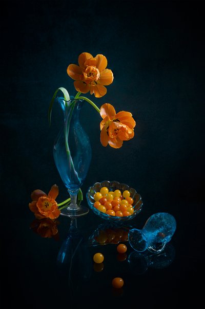 Appelsinblomster og blått glass av Lydia Jacobs