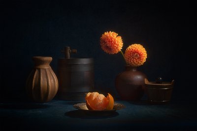 Stilleben med oransje dahlia av Lydia Jacobs