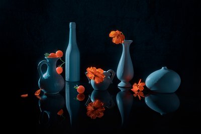 Oransje blomster, blå vaser av Lydia Jacobs