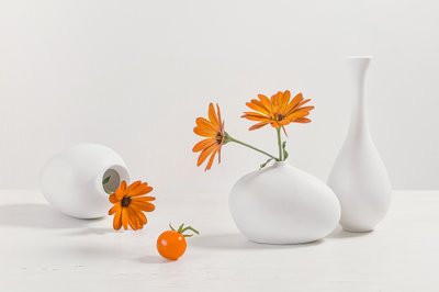 Moderne stilleben med oransje blomster av Lydia Jacobs