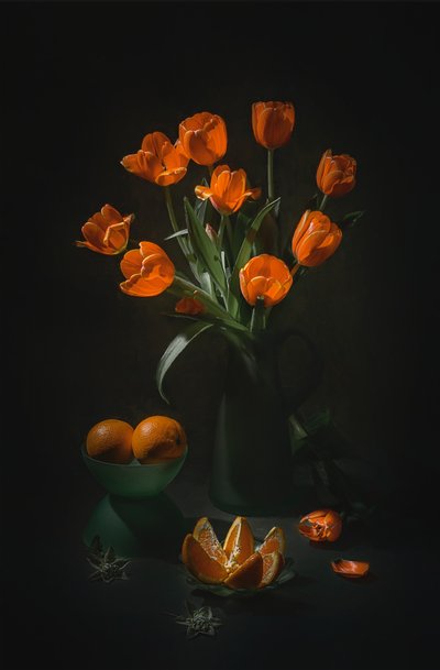 Stilleben med oransje tulipaner av Lydia Jacobs