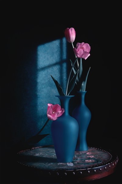 Rosa tulipaner og blå vaser av Lydia Jacobs