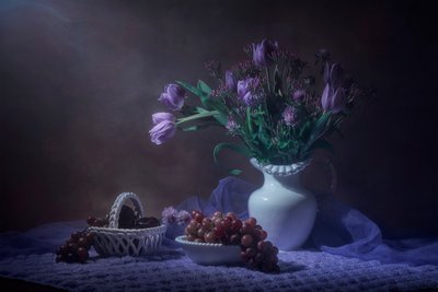 Stilleben med lilla tulipaner av Lydia Jacobs