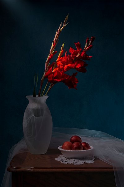 Stilleben med røde gladioler av Lydia Jacobs