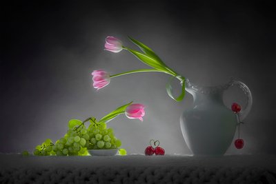 Romantisk stilleben med tulipaner og frukt av Lydia Jacobs