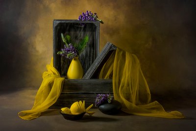 Rustikt stilleben med gule blomster av Lydia Jacobs