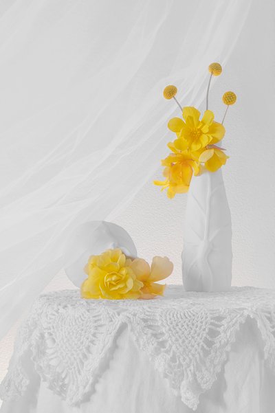 Mykt gult blomsterstilleben av Lydia Jacobs