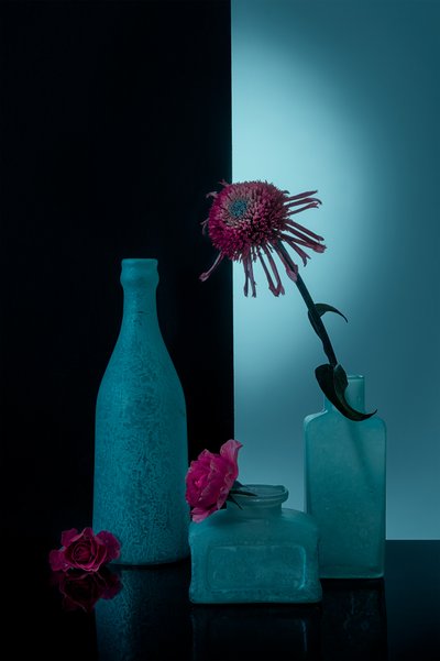 Blågrønne flasker med blomster av Lydia Jacobs