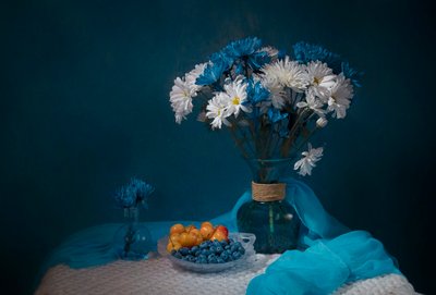 Blågrønn skål med blomster og frukt av Lydia Jacobs
